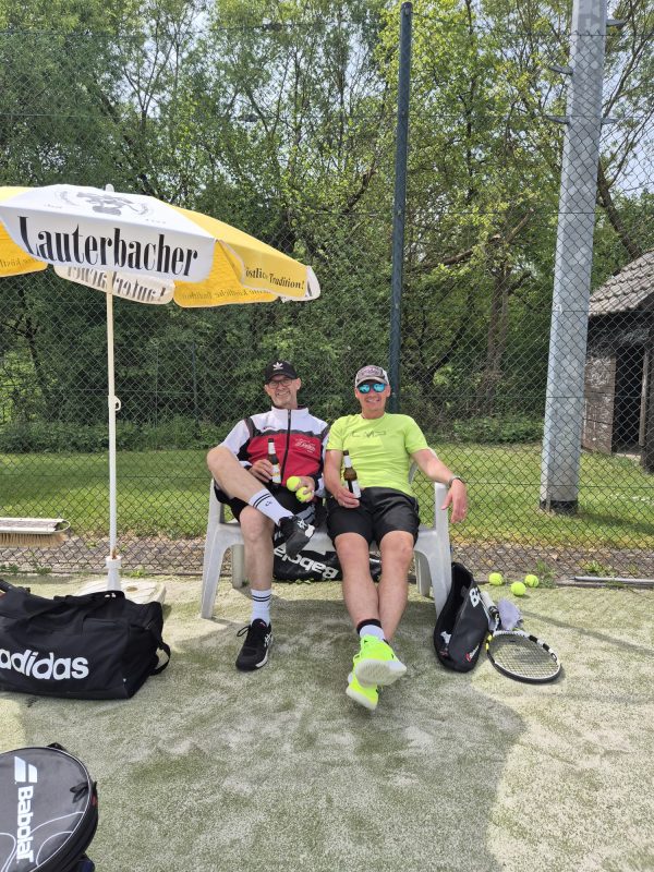 Jens und Grossi bereiten sich auf ihr Doppelmatch vor!